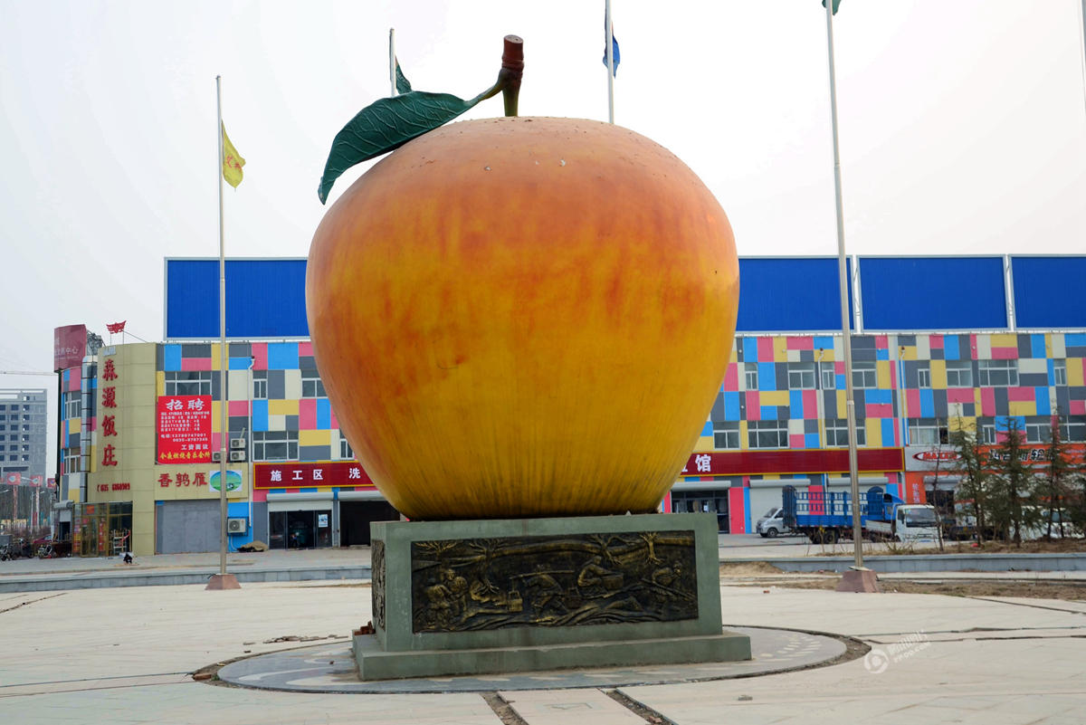 山东聊城现巨型苹果雕塑高达8米(图)