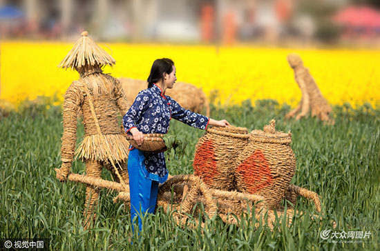 四川绵阳：村民打造“奇葩”稻草雕塑与模特斗艳