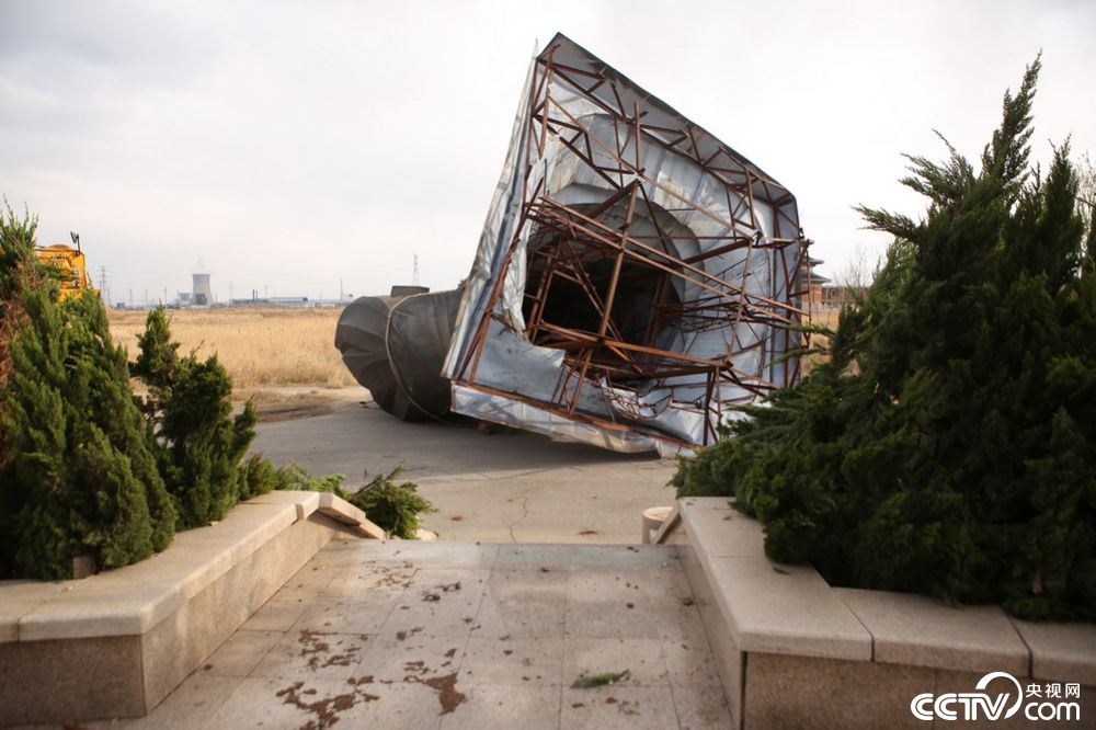 滨州18米高秦始皇锻铜雕塑被大风刮倒