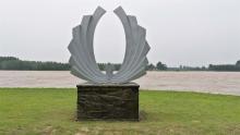 不锈钢雕塑“黄河之翼”_滨州宏景雕塑有限公司